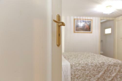 Sunny Flat - Self Apartments