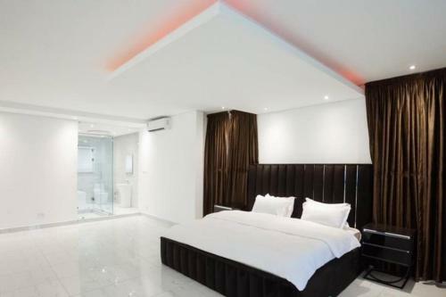 A Prampram 4 Bed Room House With Swimming Pool Gh.