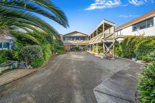 Kiwi Beach Bach - Paraparaumu Beach Holiday Home