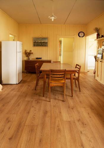 Kiwi Bach W/ Harbour View, Walk To Town + Sleeps 8