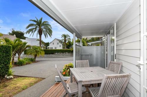 Jandal House - Russell Holiday Home