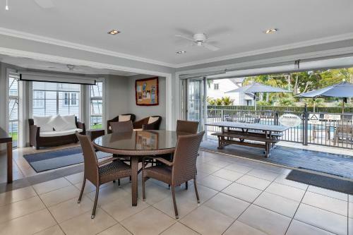 Jandal House - Russell Holiday Home