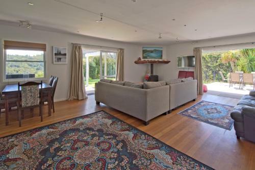 Frosty's Retreat - Great Barrier Island Holiday Home