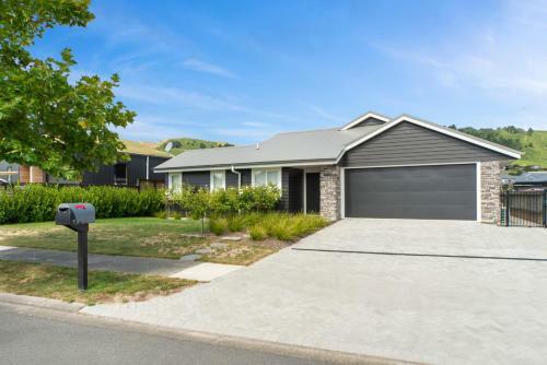 Rogers Retreat - Kinloch Holiday Home