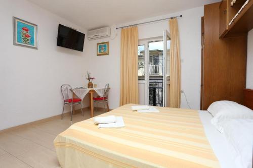Apartments With A Parking Space Makarska - 16450