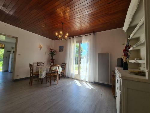 Villa Maison Baraize, 3 Pi�ces, 6 Personnes - Fr-1-591-319