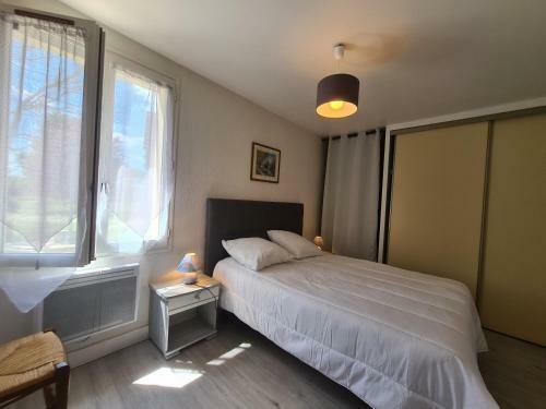 Villa Maison Baraize, 3 Pi�ces, 6 Personnes - Fr-1-591-319
