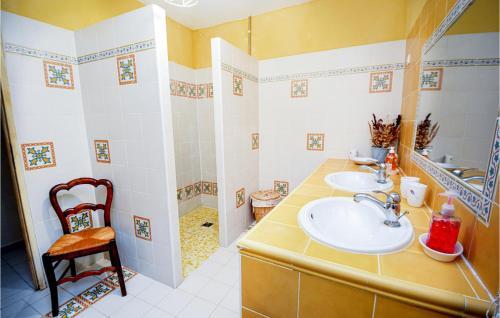 Four-bedroom Holiday Home In Uzes