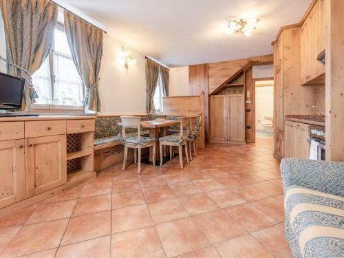 Hilltop Apartment In Commezzadura With Garden