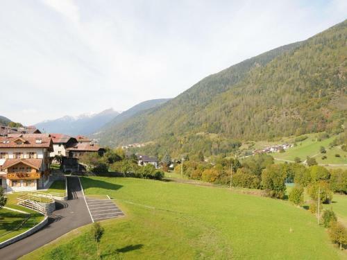 Hilltop Apartment In Commezzadura With Garden