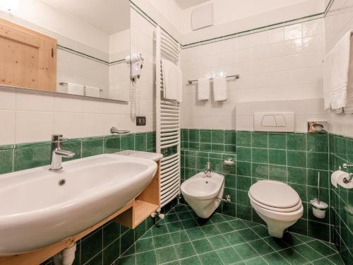 Charming Apartment In Commezzadura With Garden