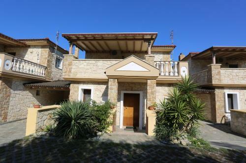 Villa Argo 3 - Beachfront, Big Gardens, Location!