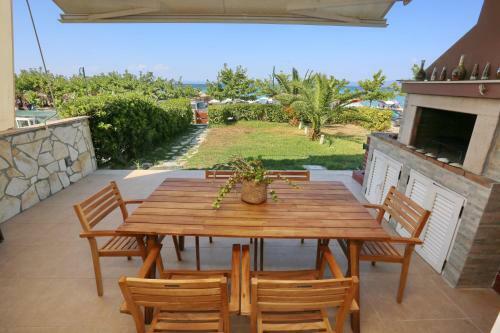 Villa The View - Beachfront, 5 Bedrooms, Bbq, View