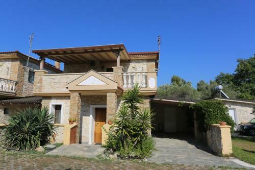 Villa Argo 2 - Beachfront, Big Gardens, Location!