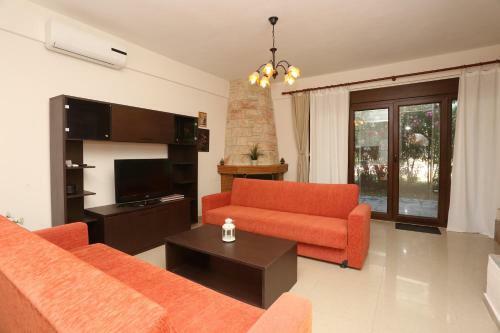 Villa Argo 2 - Beachfront, Big Gardens, Location!