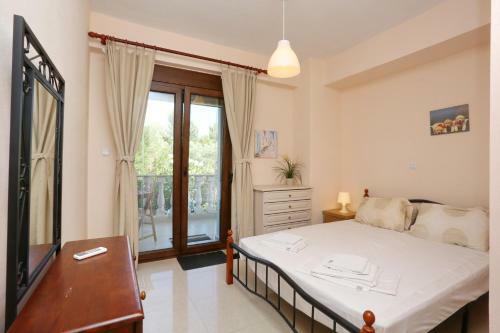 Villa Argo 2 - Beachfront, Big Gardens, Location!