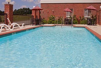 Holiday Inn Express Hotel & Suites Lucedale