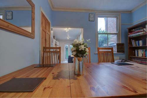 Merton House - Entire Modern City Centre Home