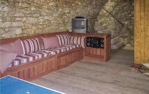Six-bedroom Holiday Home In Beauville