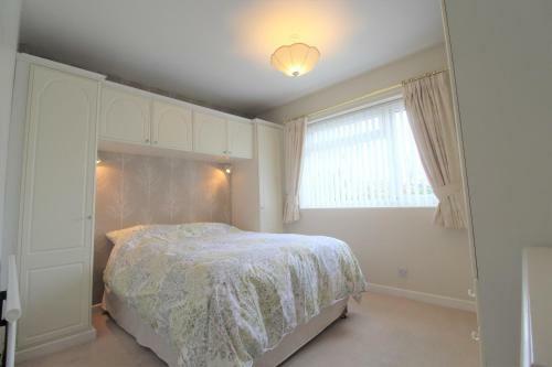 Spacious Bungalow/private Garden-sleeps Up To 6