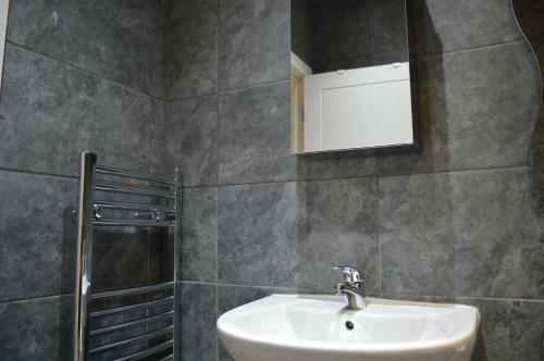 Spacious Shude Hill Apartment With Balcony