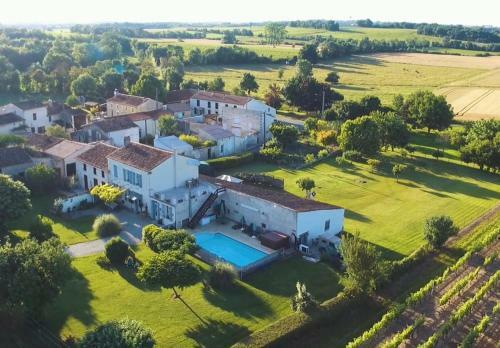 3 Bed Gite With Private Pool & Garden In Nantille