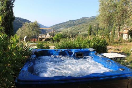 Villa Mit Privaten Schwimmpool Undaussenwhirlpol