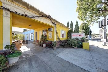 Pavilions Motel