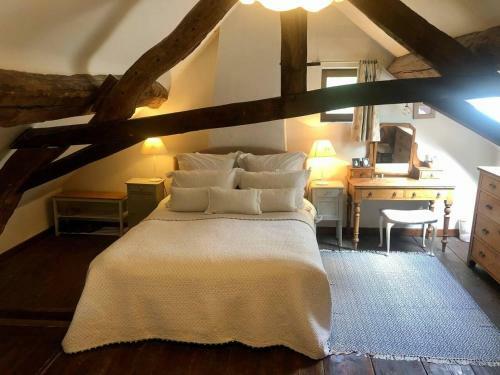 Characterful 3-bed House In Saint-ythaire