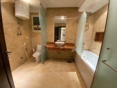 Modern Design & Large Apartment In Front Of Giza Pyramids
