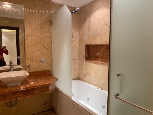 Modern Design & Large Apartment In Front Of Giza Pyramids