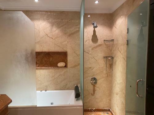 Modern Design & Large Apartment In Front Of Giza Pyramids