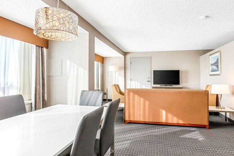 Coast Plaza Hotel And Conference Center