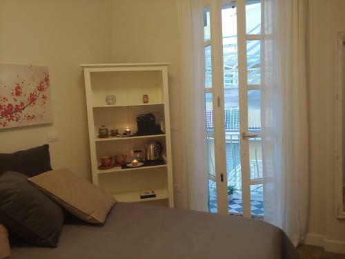 Bed & Breakfast Tiny Room