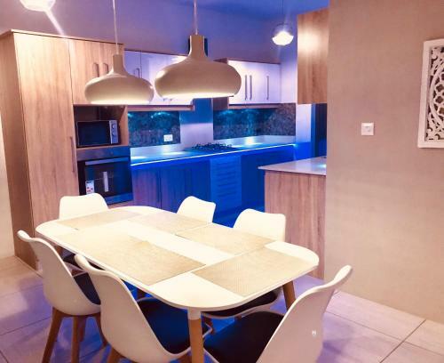 Luxury Westwood Apartment+pool