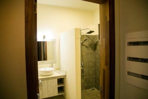 Luxury Westwood Apartment+pool