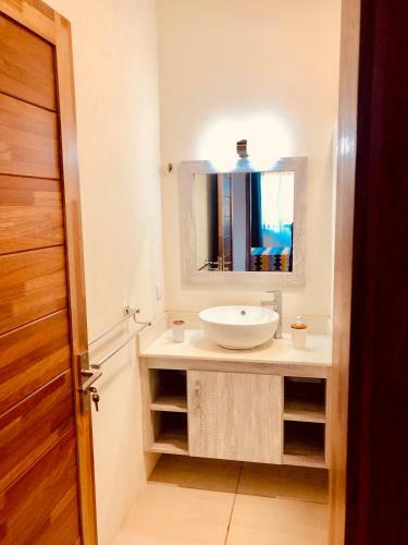 Luxury Westwood Apartment+pool