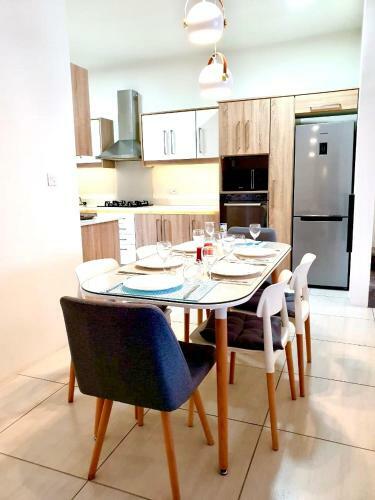 Luxury Westwood Apartment+pool