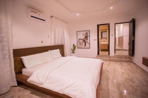 Cozy, Minimalist 3 Bedroom Apartment.