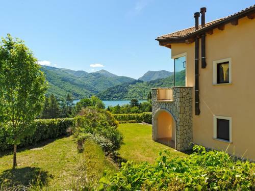 Valley-view Holiday Home In Scanno With Garden
