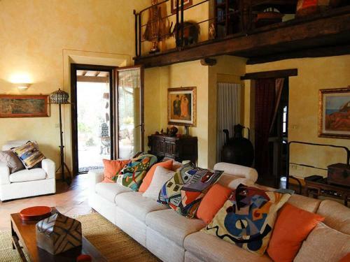 Valley-view Holiday Home In Seggiano With A Sauna
