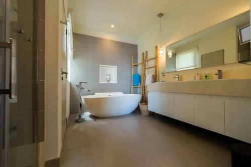 Amaranth Iii: 3 Bedroom Beachfront Apartment With Rooftop Pool