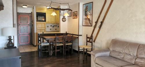 Hostdomus - City Center Apartment