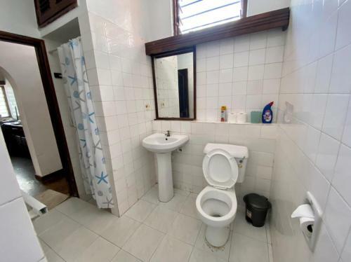 Cozy Poolside 2 Bed Apartment 5 Minutes Walk To The Beach