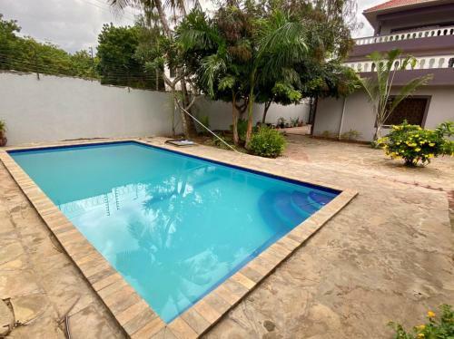 Cozy Poolside 2 Bed Apartment 5 Minutes Walk To The Beach