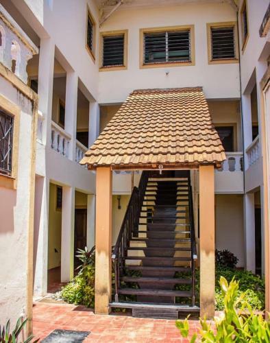 Cozy Poolside 2 Bed Apartment 5 Minutes Walk To The Beach