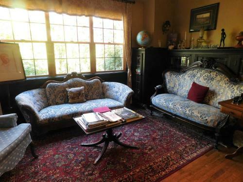 Bacon Mansion Bed And Breakfast