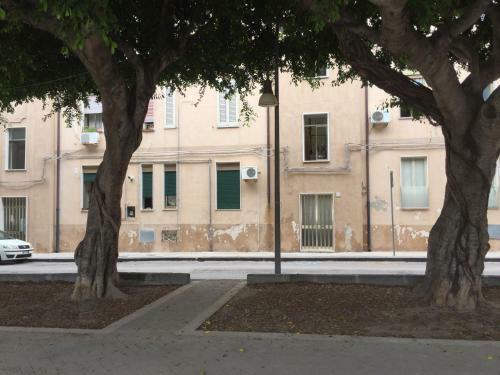 Twin Houses & Quo
