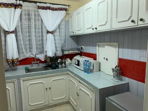 Immaculate 2-bedroom Apartment: (Prime Location)