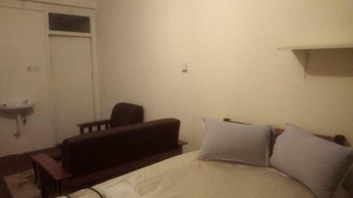 Hostal Quiet Comfortable Studio With Mature Garden View.